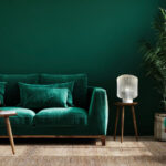 Wohnzimmer Mit Dunkelgrünem Wand Und Smaragdgrünem Sofa – [Schöner Regarding Wohnzimmer Smaragdgrün