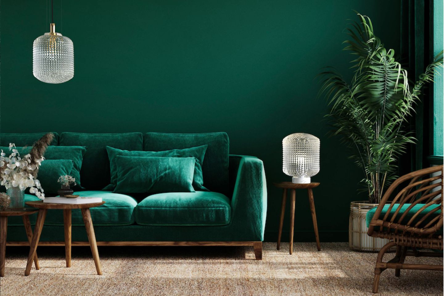 Wohnzimmer Mit Dunkelgrünem Wand Und Smaragdgrünem Sofa - [Schöner regarding Wohnzimmer Smaragdgrün