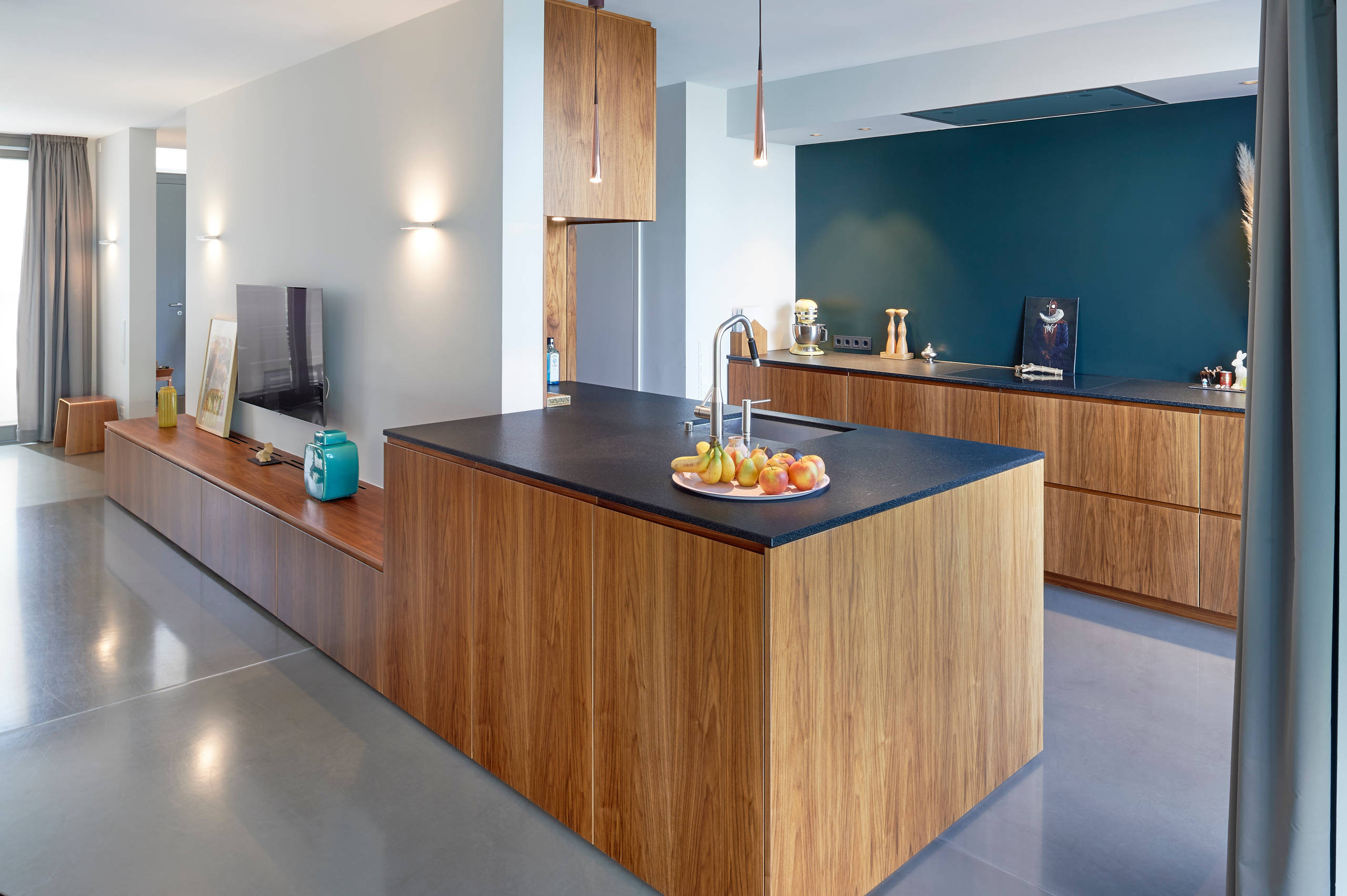 Elegante Holztöne Verbinden Küche Und Wohnzimmer within Küche Wohnzimmer